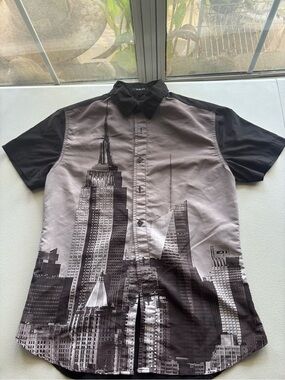 Carbon Black & Gray Cityscape Short-Sleeve Button-Up Shirt